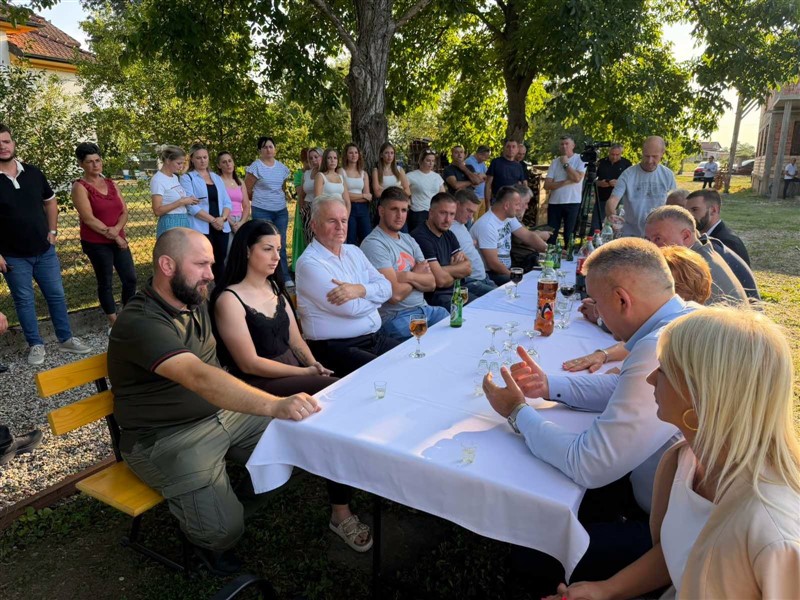 Минић у Кукуљама посјетио вишечлану породицу Шарић: Из Фонда солидарности за реконструкцију куће 130.000 КМ